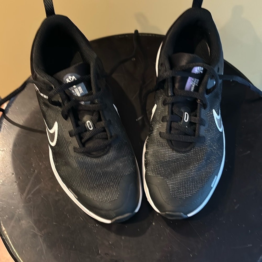 Nike down shifter running shoe